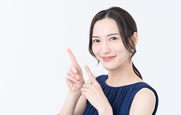 分け目に頭皮アートメイクを受ける前に知っておきたいことを説明する女性