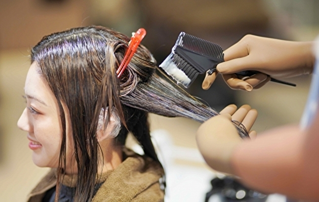 ヘアカラーを受ける女性