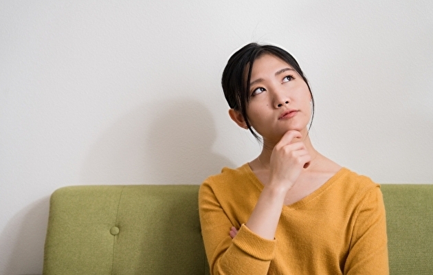 頭皮アートメイクのダウンタイムについて考える女性