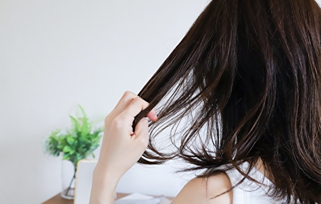 頭皮アートメイク後のケアについて悩む女性