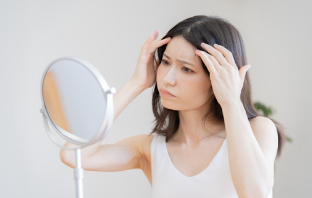 つむじ割れに悩む女性