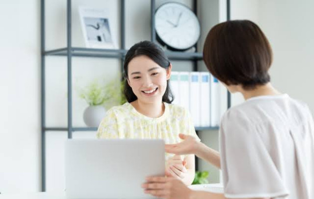 生え際の頭皮アートメイクについて相談をする女性