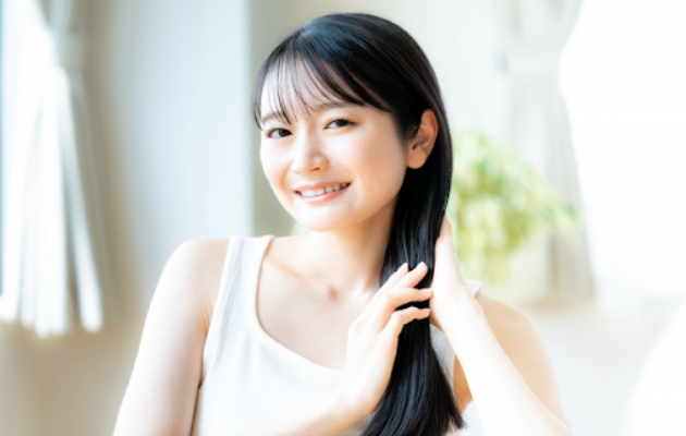 頭皮アートメイクのアフターケアをする女性