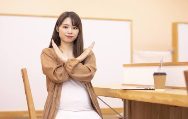 頭皮アートメイクは基本的に麻酔を使わないことを伝える女性