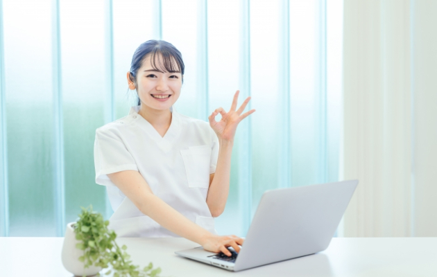 ヘアアートメイクは当院におまかせとアピールする女性