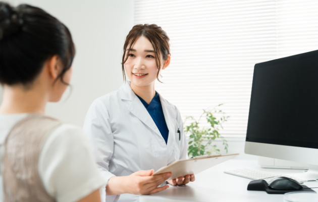 ヘアアートメイクで解決できる悩みについて説明する女性看護師