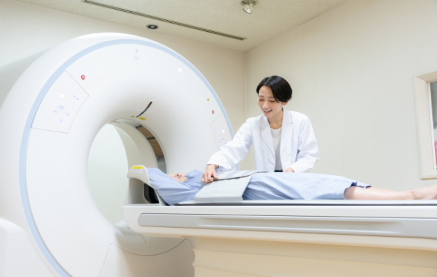 頭皮アートメイク後にMRI検査を受ける人