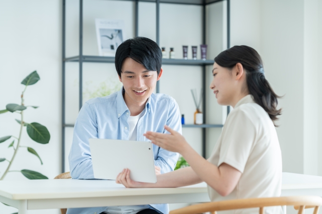 メンズの頭皮アートメイクの施術の流れと回数の説明を受ける男性